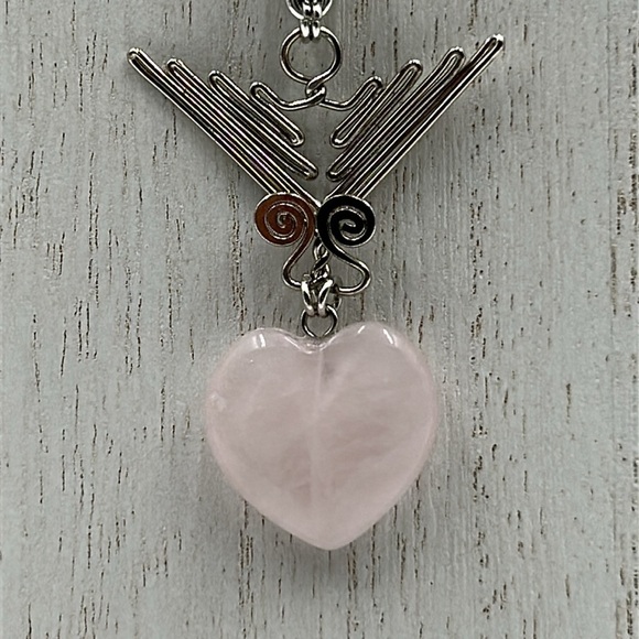 2029- Bird Holding A Pink Rose Quartz Heart Handmade Necklace NWT - Picture 4 of 7